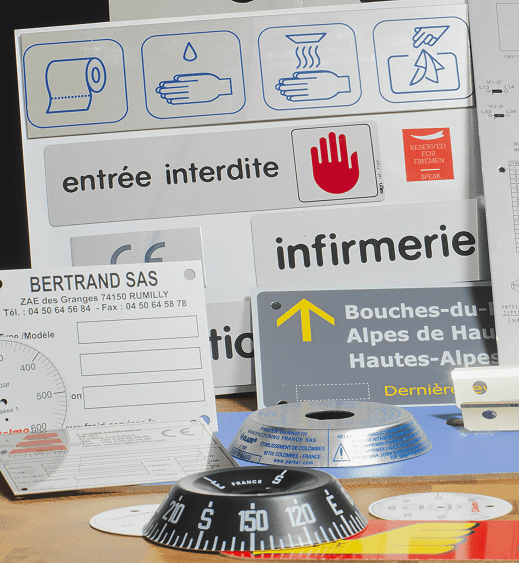 Plaques métal et plastique